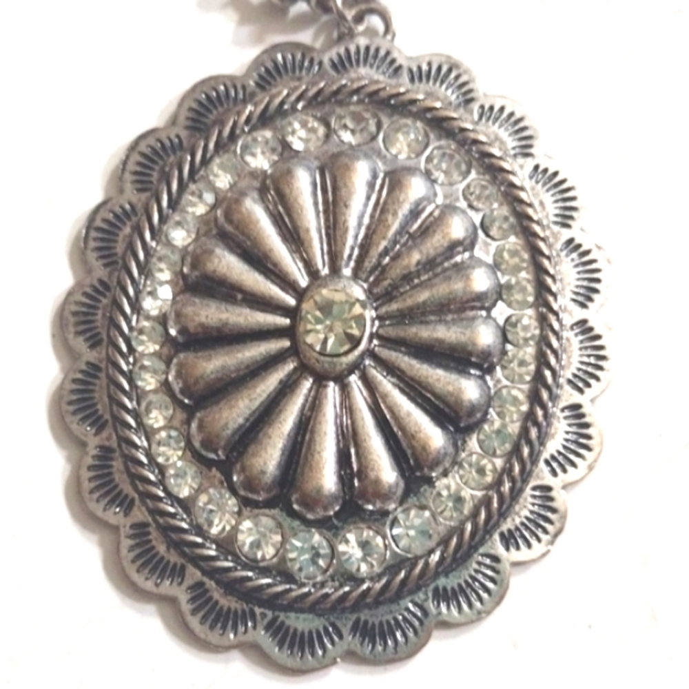 VINTAGE SILVER BEADED CHAIN NECKLACE WITH SILVER/CRYSTAL CONCHO PENDANT - Picture 4 of 9